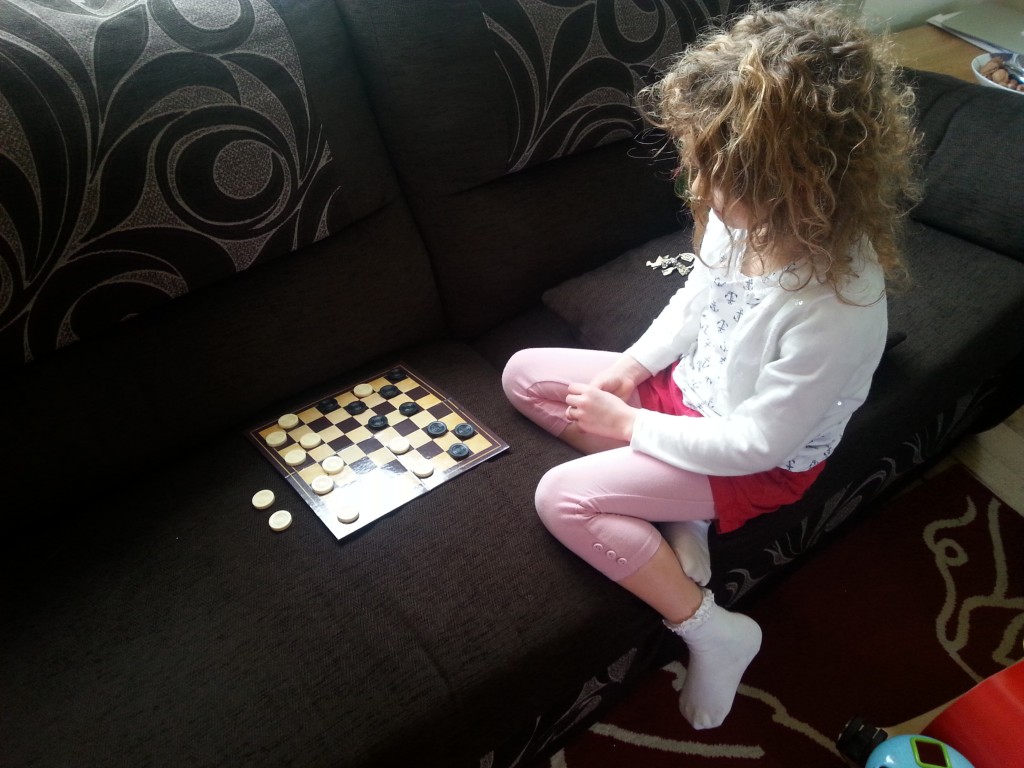 L playing draughts with me