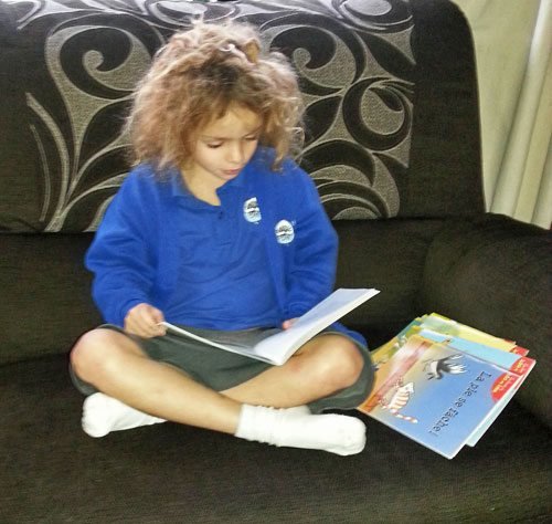 Girl reading foreign language books #bilingualism #bilingualchildren www.FranglaiseMummy.com