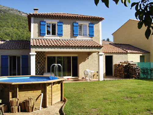 Provençal house with pool in St Vallier de Thiey, France #FrenchRiviera www.FranglaiseMummy.com