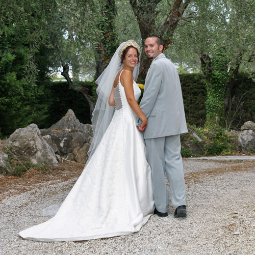 Husband and wife on their wedding day in Provence #FrenchRiviera www.FranglaiseMummy.com