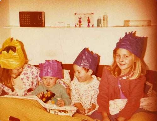 Christmas morning 4 kids in bed 1970s www.FranglaiseMummy.com