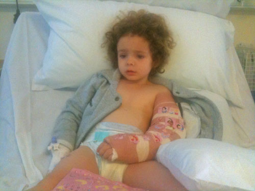 Girl in bed with a broken arm - Feeling like a bad mum