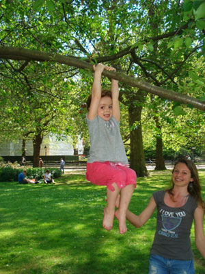 Girl swinging in tree - Feeling like a bad mum www.FranglaiseMummy.com