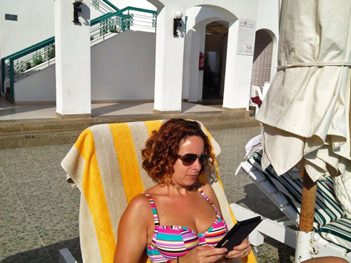 Reading my Kindle on holiday by www.FranglaiseMummy.com (French & English Parenting and Lifestyle Ramblings)