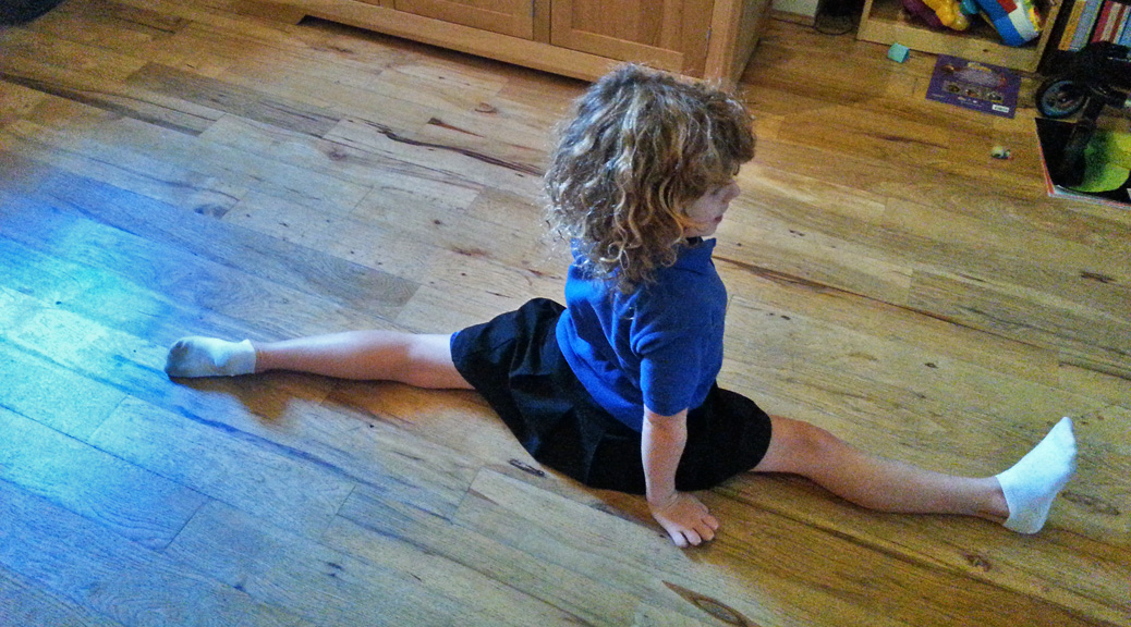 When did we lose the dream? Girl doing the splits l www.FranglaiseMummy.com l French and English Parenting and Lifestyle Ramblings
