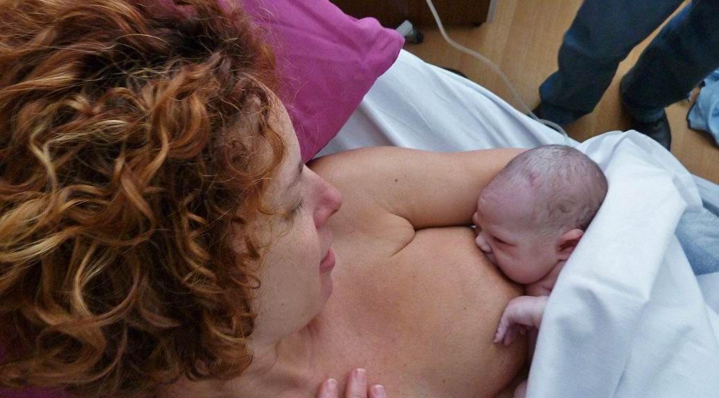 Newborn baby latched on to mum l Breastfeeding: What they don't tell you l www.FranglaiseMummy.com l French and English Parenting and Lifestyle Ramblings