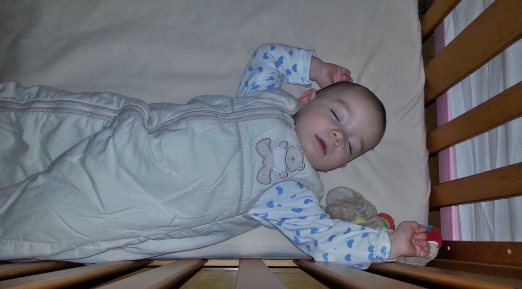 Baby sleeping in a cot l Do you bunk bed? l www.FranglaiseMummy.com l French and English Parenting and Lifestyle Ramblings