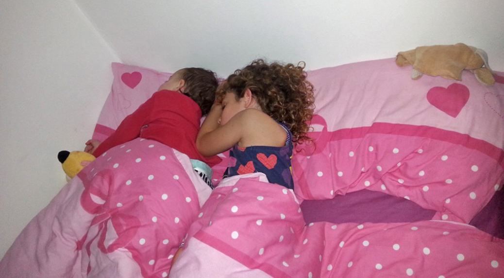 Kid sisters asleep in double bed l Do you bunk bed? l www.FranglaiseMummy.com l French and English Parenting and Lifestyle Ramblings