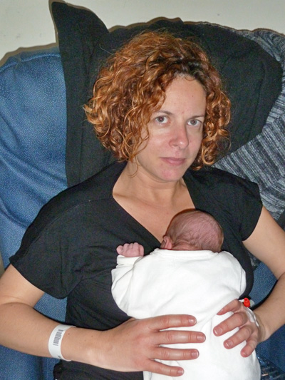 Mum with newborn baby l How to have an easier birth experience l www.FranglaiseMummy.com l French and English Parenting and Lifestyle Ramblings