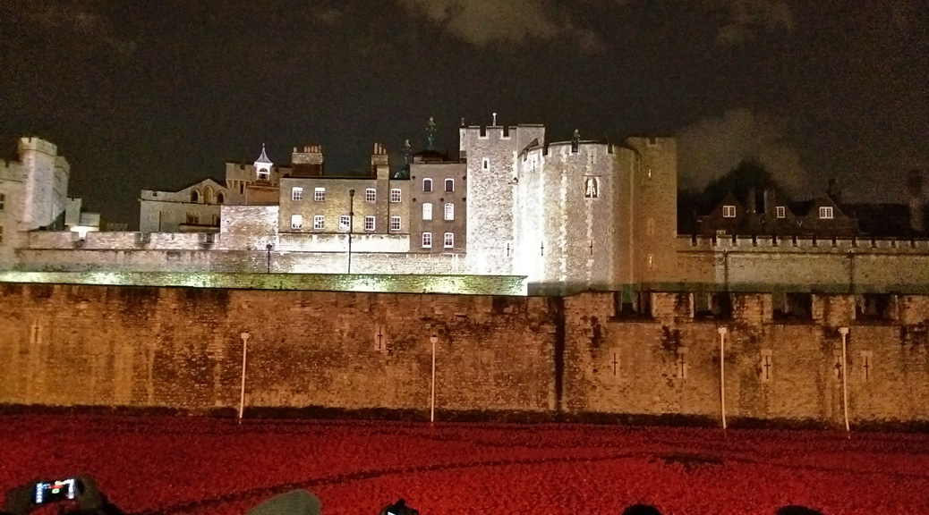 Lest we forget l Tower of London with poppies l www.FranglaiseMummy.com l French and English Parenting and Lifestyle Ramblings